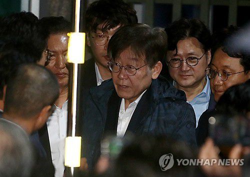 의원들과 인사 나누는 이재명 대표(의왕=연합뉴스) 한종찬 기자 = 이재명 더불어민주당 대표가 27일 새벽 구속영장이 기각된 후 경기도 의왕시 서울구치소를 나서며 민주당 의원들과 인사를 나누고 있다. 2023.9.27 [공동취재] saba@yna.co.kr