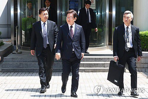 법원 나서는 이재명 후보(서울=연합뉴스) 서대연 기자 = 더불어민주당 이재명 대선 후보가 29일 서울 서초구 서울중앙지방법원에서 열린 '대장동 배임ㆍ성남FC 뇌물' 1심 속행 공판이 끝난 뒤 법원을 나서고 있다. 2025.4.29 dwise@yna.co.kr