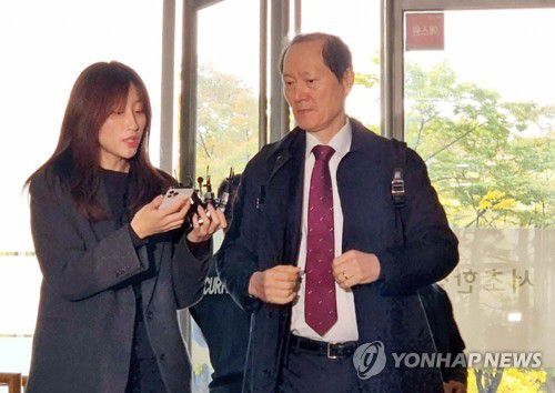 임성근 새 변호인 이완규 전 법체저장(서울=연합뉴스) 이승연 기자 = 채상병 순직 사건과 관련해 업무상 과실치사 등 혐의로 구속된 임성근 전 해병대 1사단장의 새 변호인으로 선임된 이완규 전 법체저장이 30일 서울 서초구 이명현 순직해병 특별검사팀에 임 전 사단장 조사와 관련해 출석하고 있다. 2025.10.30 winkite@yna.co.kr