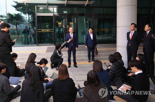 특검 조사 마친 추경호(서울=연합뉴스) 최재구 기자 = 국민의힘 추경호 전 원내대표가 31일 서울 서초구 서울고검에 마련된 조은석 내란특별검사팀 사무실에서 조사를 마친 뒤 나오며 발언하고 있다. 오른쪽은 추 전 원내대표를 마중나온 장동혁 대표와 송원석 원내대표. 2025.10.31 jjaeck9@yna.co.kr