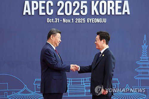 APEC 이재명 대통령, 시진핑 중국 국가주석 영접(경주=연합뉴스) 특별취재단 = 이재명 대통령이 31일 경주화백컨벤션센터(HICO)에서 열린 2025 아시아태평양경제협력체(APEC) 정상회의에 참석한 시진핑 중국 국가주석을 맞이하고 있다. 2025.10.31 photo@yna.co.kr
