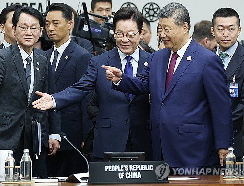 APEC 세션1 이재명 대통령 시진핑 주석 입장(경주=연합뉴스) 특별취재단 = 이재명 대통령이 31일 경주화백컨벤션센터(HICO)에서 열린 2025 아시아태평양경제협력체(APEC) 정상회의 제1세션에서 시진핑 중국 국가주석과 입장하고 있다.  2025.10.31 photo@yna.co.kr