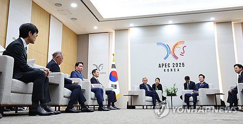 이재명 대통령, 젠슨 황 접견(경주=연합뉴스) 김도훈 기자 = 이재명 대통령이 31일 APEC 정상회의장인 경주화백컨벤션센터에서 젠슨 황 엔비디아 최고경영자를 접견하고 있다.     왼쪽부터 이해진 네이버 이사회 의장, 정의선 현대차그룹 회장, 최태원 SK그룹 회장, 이재용 삼성전자 회장, 젠슨 황, 이 대통령, 배경훈 과학기술정보통신부 장관. 2025.10.31 superdoo82@yna.co.kr