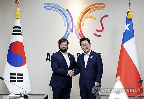 이재명 대통령, 칠레 대통령과 정상회담(경주=연합뉴스) 한상균 기자 = 이재명 대통령과 가브리엘 보리치 칠레 대통령이 31일 APEC 정상회의장인 경북 경주화백컨벤션센터에서 정상회담 전 악수하고 있다. 2025.10.31 xyz@yna.co.kr