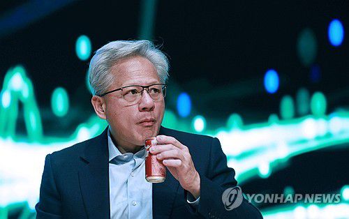 콜라 마시며 생각에 잠긴 젠슨 황(경주=연합뉴스) 한종찬 기자 = 젠슨 황 엔비디아 최고경영자가 31일 경북 경주 예술의전당 원화홀에서 열린 2025년 아시아태평양경제협의체(APEC) 경주 엔비디아 기자간담회에서 질문을 듣고 있다. 2025.10.31 saba@yna.co.kr