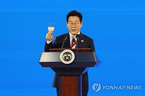 이재명 대통령, APEC 정상 환영 만찬 건배제의(경주=연합뉴스) 특별취재단 = 이재명 대통령이 31일 경북 경주시 라한셀렉트호텔에서 열린 2025 아시아태평양경제협력체(APEC) 정상회의 갈라 만찬에서 건배 제의를 하고 있다. 2025.10.31 photo@yna.co.kr