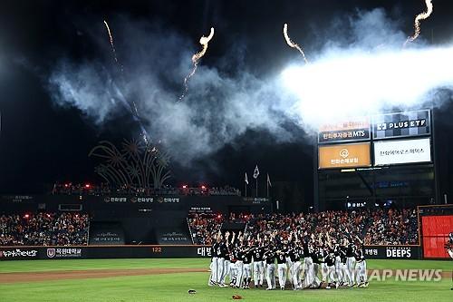 LG 트윈스 한국시리즈 우승(대전=연합뉴스) 윤동진 기자 = 31일 대전 한화생명 볼파크에서 열린 2025 프로야구 KBO리그 포스트시즌 한국시리즈 5차전 LG 트윈스와 한화 이글스의 경기.     4-1로 승리를 거두며 우승을 확정 지은 LG 선수들이 자축하고 있다. 2025.10.31 mon@yna.co.kr