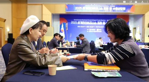 중소기업인과 수출상담하는 줄리앤 리 대표(서울=연합뉴스) 지난 22일 전남 목포에서 열린 '2025 제2차 중소기업인 수출상담회'에서 줄리앤 리(왼쪽) 대표가 중소기업인과 수출상담을 하고 있다. 그는 재외동포청이 주관하는 '재외동포 비즈니스 자문단'(OK Biz) 자문위원으로 활동하고 있다. [재외동포청 제공]