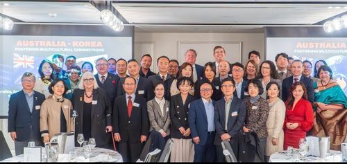 '2024 호주와 한국, 더 가까워진 두 나라. 한국 알리기'(서울=연합뉴스) 지난해 6월 20일 호주 시드니 쉐라톤 그랜드 호텔에서 열린 한국 발전상을 호주 주류사회에 알리는 행사인 '2024 호주와 한국, 더 가까워진 두 나라. 한국 알리기'에서 줄리앤 리(앞줄 왼쪽서 5번째) 대표(호주한인비즈니스연합회 부회장)가 참석자들과 기념촬영을 하고 있다. [줄리앤 리 대표 제공]