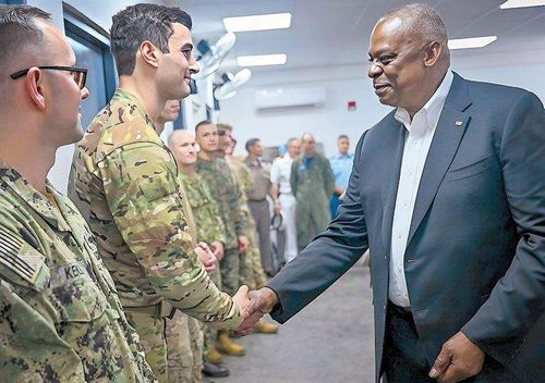 미군 "남중국해 필리핀군 지원 TF 운용 중"지난해 11월 19일(현지시간) 로이드 오스틴 당시 미국 국방부 장관(오른쪽)이 남중국해의 필리핀 팔라완섬에 있는 '태스크포스 아융인' 소속 미군을 만나 악수하는 모습. 2025.11.01 [로이드 오스틴 전 미 국방부 장관 엑스(X·옛 트위터) 캡처. 재판매 및 DB 금지]