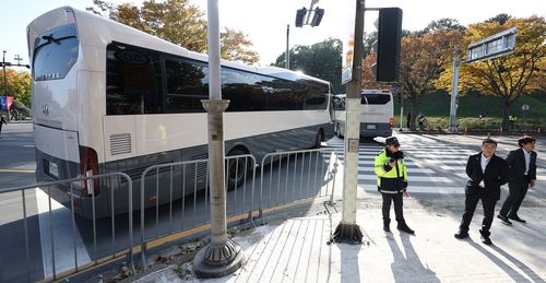 차 벽 세워진 한중 정상회담장 앞 도로[촬영 윤관식]