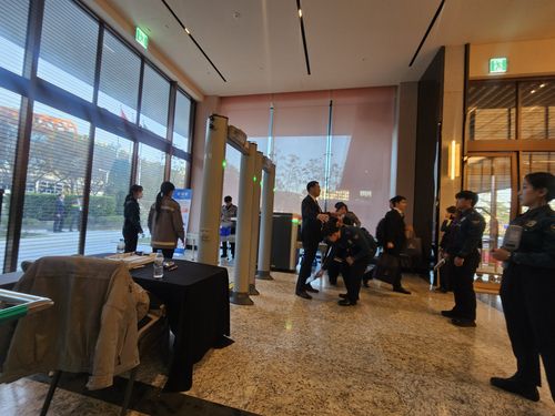 검문 검색 실시되는 한중 정상 만찬장(경주=연합뉴스) 김선형 기자 = 한중정상 국빈 만찬이 열리는 1일 오후 경북 경주 보문관광단지 소노캄 경주 1층 로비에서 보안 검색이 실시되고 있다. 2025.11.1 sunhyung@yna.co.kr