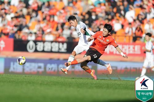 볼을 다투는 전북과 강원[한국프로축구연맹 제공. 재판매 및 DB 금지]