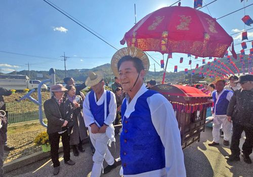 신영재 홍천군수, 가마꾼으로 변신[촬영 이상학]