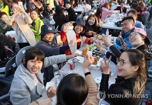 "치맥 정말 맛있어요"(인천=연합뉴스) 윤태현 기자 = 2016년 3월 28일 오후 인천시 중구 월미 문화의 거리에서 열린 '중국 아오란그룹 임직원 치맥파티' 행사에서 아오란그룹 임직원 4천500명이 치킨과 맥주를 즐기고 있다. [연합뉴스 자료사진] 2025.11.1