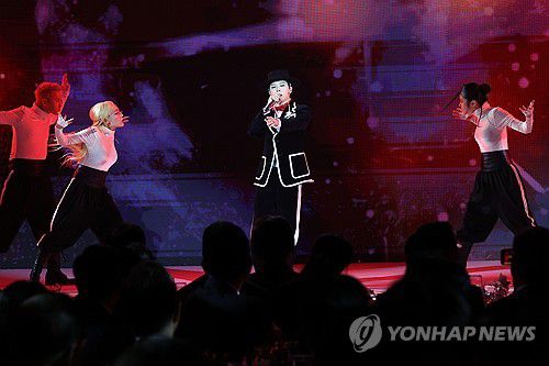 지드래곤, APEC 갈라만찬 문화공연(경주=연합뉴스) 특별취재팀 = 가수 지드래곤이 지난달 31일 경북 경주시 라한셀렉트호텔에서 열린 2025 아시아태평양경제협력체(APEC) 정상회의 환영 만찬에서 공연을 펼치고 있다. 2025.11.01 photo@yna.co.kr [연합뉴스 자료사진. 재판매 및 DB 금지]