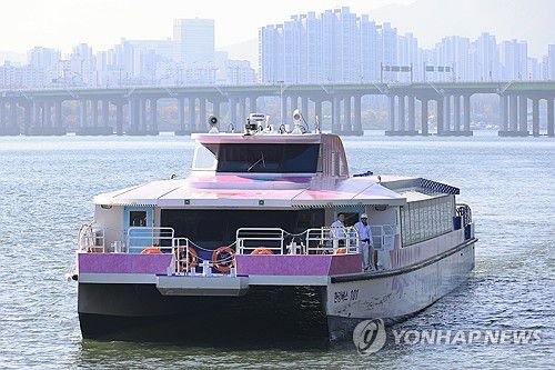 운항 재개한 한강버스(서울=연합뉴스) 최재구 기자 = 1일 운항을 재개한 한강버스가 서울 옥수선착장 부근을 지나고 있다. 오세훈 서울시장은 시민탑승 운항을 재개하는 한강버스를 두고 "한 달간 시범 운항하면서 여러 가지를 보완했고 정부 기관인 한국해양교통안전공단에서 다 관리하고 있다"고 말했다. 2025.11.1 jjaeck9@yna.co.kr