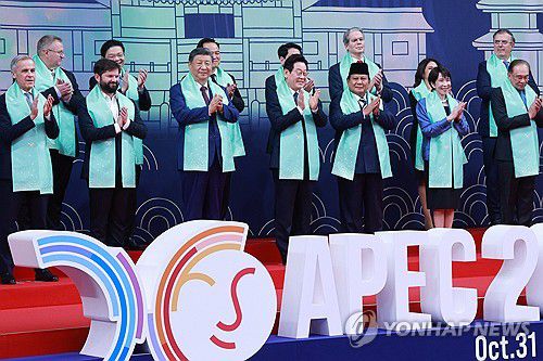 이재명 대통령, APEC 정상회의 공식 기념촬영(경주=연합뉴스) 특별취재단 = 이재명 대통령이 1일 경주화백컨벤션센터(HICO)에서 열린 2025 아시아태평양경제협력체(APEC) 정상회의에서 각국 정상들과 한복 소재로 만든 목도리를 두르고 기념 촬영을 하고 있다.      앞줄 왼쪽부터 마크 카니 캐나다 총리, 가브리엘 보리치 칠레 대통령, 시진핑 중국 국가주석, 이 대통령, 프라보워 수비안토 인도네시아 대통령, 다카이치 사나에 일본 총리, 안와르 이브라힘 말레이시아 총리.     뒷줄 왼쪽부터 알렉세이 오베르추크 러시아 국제부총리, 로런스 웡 싱가포르 총리, 아누틴 찬위라꾼 태국 총리, 르엉 끄엉 베트남 국가주석, 스콧 베선트 미국 재무장관, 테레사 메라 페루 통상관광부 장관, 마르셀로 에브라르드 멕시코 경제부 장관.  2025.11.1 photo@yna.co.kr