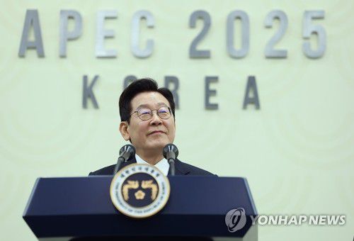 이재명 대통령, 2025 경주 APEC 정상회의 기자회견(경주=연합뉴스) 특별취재단 = 이재명 대통령이 1일 경주화백컨벤션센터(HICO)에서 2025 아시아태평양경제협력체(APEC) 정상회의 기자회견을 하고 있다.  2025.11.1 photo@yna.co.kr