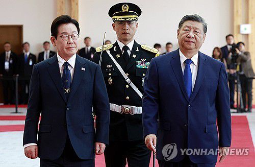 의장대 사열하는 한중 정상(경주=연합뉴스) 김도훈 기자 = 이재명 대통령과 시진핑 중국 국가주석이 1일 경북 국립경주박물관에서 열린 공식 환영식에서 의장대 사열을 하고 있다. 2025.11.1 superdoo82@yna.co.kr