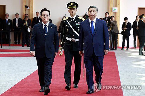 의장대 사열하는 한중 정상(경주=연합뉴스) 김도훈 기자 = 이재명 대통령과 시진핑 중국 국가주석이 1일 경북 국립경주박물관에서 열린 공식 환영식에서 의장대 사열을 하고 있다. 2025.11.1 superdoo82@yna.co.kr