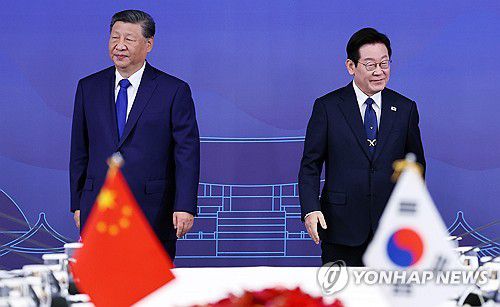 자리로 향하는 한중 정상(경주=연합뉴스) 김도훈 기자 = 이재명 대통령과 시진핑 중국 국가주석이 1일 경북 국립경주박물관에서 열린 한중 정상회담에서 기념 촬영 후 각자 자리로 향하고 있다. 2025.11.1 superdoo82@yna.co.kr