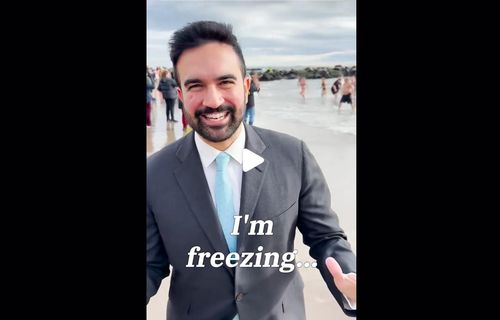 겨울바다 뛰어들기 행사 참여한 맘다니 뉴욕시장 후보[조란 맘다니 틱톡 영상 캡처. 재판매 및 DB 금지]