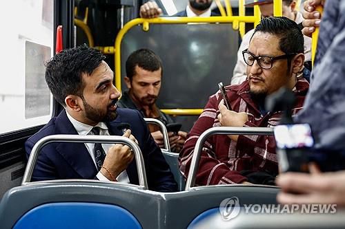 버스 안에서 무상 버스 공약 설명하는 맘다니 후보[로이터 연합뉴스 자료사진. 재판매 및 DB 금지]