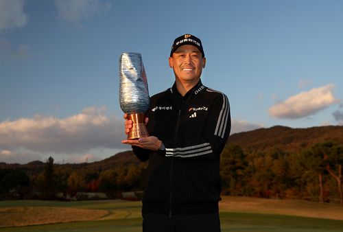 우승 트로피를 든 김재호[KPGA 제공. 재판매 및 DB 금지]