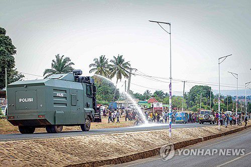 대선 항의 시위대 진압하는 탄자니아 경찰[AFP=연합뉴스. 재판매 및 DB 금지]