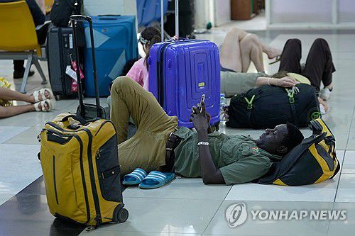 탄자니아 시위로 탄자니아 잔지바르 국제공항에 발묶인 승객들 [AP=연합뉴스. 재판매 및 DB 금지]