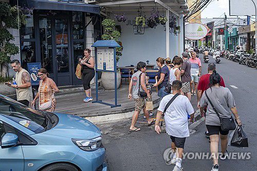 인도네시아 발리 쇼핑가를 걷고 있는 외국인 관광객들[EPA 연합뉴스 자료사진]