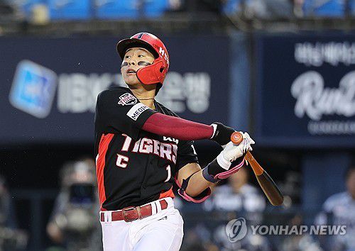 박찬호 '동점타!'(서울=연합뉴스) 임화영 기자 = 5일 서울 잠실야구장에서 열린 프로야구 KIA 타이거즈와 두산 베어스의 경기.     5회초 1사 3루 KIA 박찬호가 1타점 적시타를 치고 있다. 2025.6.5 hwayoung7@yna.co.kr