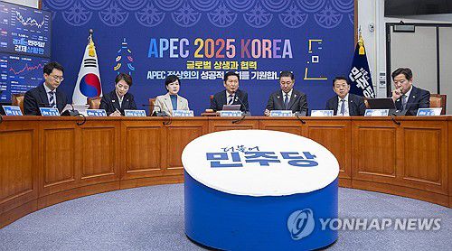 한미정상회담 성과 관련 발언하는 정청래 대표(서울=연합뉴스) 황광모 기자 = 더불어민주당 정청래 대표가 31일 국회에서 열린 더불어민주당 최고위원회의에서 한미정상회담 성과와 APEC 성공적 개최 관련 발언하고 있다. 2025.10.31 hkmpooh@yna.co.kr