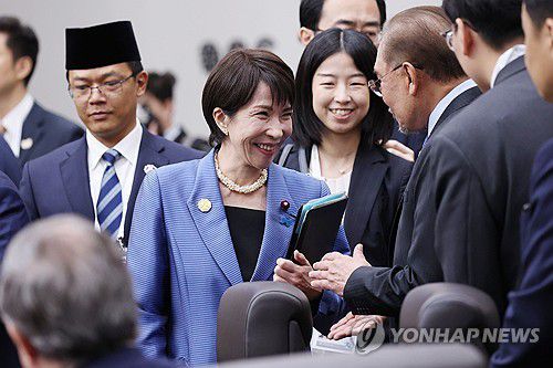 말레이시아 총리와 대화하는 다카이치 총리(경주=연합뉴스) 특별취재단 = 다카이치 사나에 일본 총리가 1일 경주화백컨벤션센터(HICO)에서 열린 2025 아시아태평양경제협력체(APEC) 정상회의 제2세션에서 안와르 이브라힘 말레이시아 총리와 대화하고 있다. 2025.11.1 photo@yna.co.kr