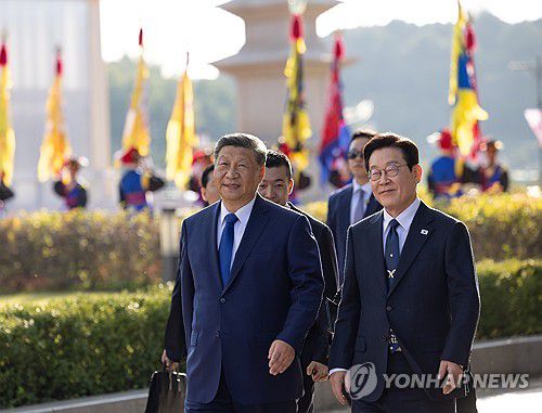 함께 걷는 한중 정상(경주=연합뉴스) 이재명 대통령과 시진핑 중국 국가주석이 1일 경북 국립경주박물관 천년미소관에서 열린 공식 환영식을 마친 뒤 정상회담을 위해 특별전시관으로 이동하고 있다. 2025.11.1 [대통령실 제공. 재판매 및 DB 금지] photo@yna.co.kr