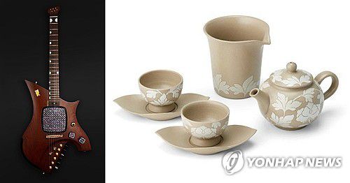 이재명 대통령, 싱가포르 웡 총리에게 나전칠기 장식 기타 선물(서울=연합뉴스) 대통령실은 이재명 대통령이 2025 APEC 정상회의 및 한-싱가포르 정상회담을 위해 방한한 로런스 웡 총리에게 나전칠기 장식이 된 일렉트릭 기타를 선물했다고 2일 밝혔다.     대통령실은 음악 애호가이자 수준급의 기타 연주 실력을 갖춘 웡 총리의 취향을 반영해 선물을 정했다고 설명했다.     또한 루즈 루이 여사를 위해서는 목련 문양 다기 세트를 전달했다고 밝혔다. 2025.11.2 [대통령실 제공. 재판매 및 DB 금지] photo@yna.co.kr