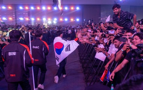 "인도 팬 여러분 안녕하세요"    (뉴델리=연합뉴스) 김주환 기자 = 국내 e스포츠 게임단 농심 레드포스 선수단이 2일(현지시간) 인도 뉴델리 야쇼부미 컨벤션 센터에서 열린 '배틀그라운드 모바일 인디아(BGMI)' e스포츠 국제대회 'BMIC 2025' 무대에 입장하면서 팬들과 인사하고 있다. 2025.11.2 jujuk@yna.co.kr