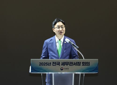 세무관서장 회의 주재하는 임광현 국세청장(세종=연합뉴스) 임광현 국세청장은 3일 전국 세무관서장 회의를 주재하고 "국민의 기본적인 삶조차 위태롭게 하는 민생침해 탈세, 역외탈세, 불공정거래 등 반사회적 탈세는 확실한 불이익을 받도록 강력 대응해야 하겠다"며 최근의 캄보디아 범죄조직 관련 민생침해 탈세는 철저하게 조사할 예정"이라고 말했다.