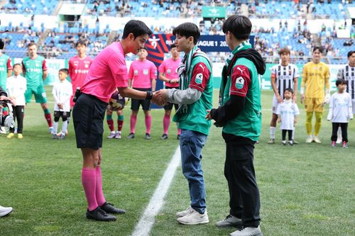 1일 대전-서울 경기가 열린 대전월드컵경기장에 초청된 시각장애인 축구팬 한종민 군(가운데)과 쌍둥이 동생 한종서 군(오른쪽). [한국프로축구연맹 제공/ 재판매 및 DB 금지]