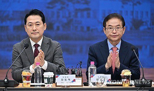 경북도청 찾은 장동혁 대표(안동=연합뉴스) 국민의힘 장동혁 대표(왼쪽)가 3일 경북 안동시 경북도청에서 열린 대구·경북 지역민생 예산정책협의회에 참석하고 있다. 2025.11.3 [경북도청 제공.재판매 및 DB금지] psik@yna.co.kr