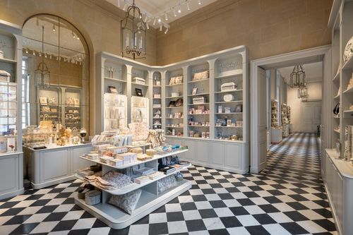 베르사유 궁전 뮤지엄샵ⓒ Francois Guillemin / GrandPalaisRmn, 2024 [국립박물관문화재단 제공. 재판매 및 DB 금지]