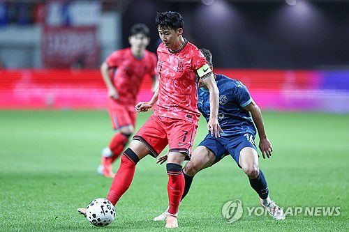 손흥민 '어디로'(서울=연합뉴스) 윤동진 기자 = 14일 서울 마포구 서울월드컵경기장에서 열린 한국과 파라과이 축구 대표팀의 친선경기. 손흥민이 드리블하고 있다. 2025.10.14 mon@yna.co.kr