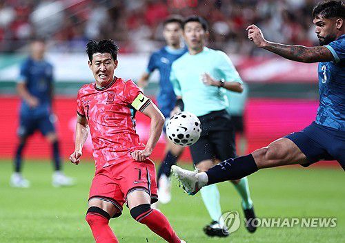 집중하는 손흥민(서울=연합뉴스) 윤동진 기자 = 14일 서울 마포구 서울월드컵경기장에서 열린 한국과 파라과이 축구 대표팀의 친선경기에서 손흥민이 볼을 쫓고 있다. 2025.10.14 mon@yna.co.kr