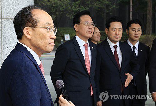 질문에 답하는 추경호 전 원내대표(서울=연합뉴스) 최재구 기자 = 국민의힘 추경호 전 원내대표가 31일 서울 서초구 서울고검에 마련된 조은석 내란특별검사팀 사무실에서 조사를 마치고 장동혁 대표, 송언석 원내대표 등의 마중을 받으며 나와 기자의 질문에 답하고 있다. 2025.10.31 jjaeck9@yna.co.kr