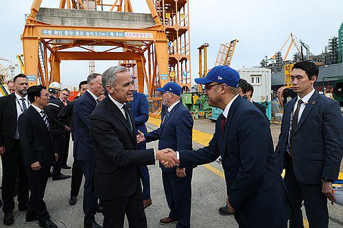 한화오션 거제조선소 방문한 캐나다 총리(서울=연합뉴스) 마크 카니 캐나다 총리가 지난달 30일 경남 거제시 한화오션 거제조선소를 방문하고 있다. 2025.11.3 [한화오션 제공. 재판매 및 DB 금지] photo@yna.co.kr