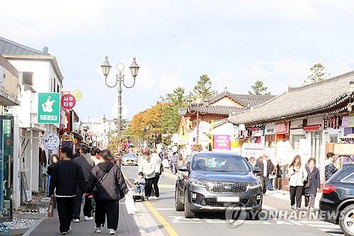 관광객 발길 이어진 경주 황리단길(경주=연합뉴스) 손대성 기자 = 3일 경북 경주 도심의 대표 관광지인 황리단길에서 관광객이 걸어가고 있다.     경주시는 최근 아시아태평양경제협력체(APEC) 정상회의가 열린 뒤 국내외 관광객이 몰려 특수를 누리고 있다고 밝혔다. 2025.11.3 sds123@yna.co.kr