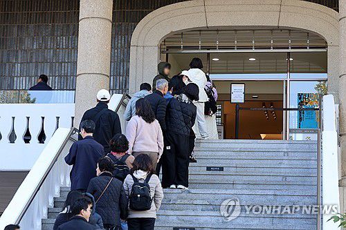 금관이 궁금한 관람객(경주=연합뉴스) 손대성 기자 = 3일 경북 경주시 인왕동 국립경주박물관 신라역사관 앞에 관람객이 줄을 서 있다.     2일부터 이곳에서 열린 신라금관 특별전을 보기 위해 관람객이 몰리면서 박물관 측은 시간대별로 관람 인원을 제한하고 있다. 2025.11.3 sds123@yna.co.kr