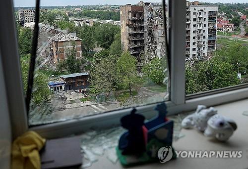 러시아군의 공습으로 파괴된 포크로우스크 시내 아파트[로이터=연합ㄴ스. 재판매 및 DB 금지]