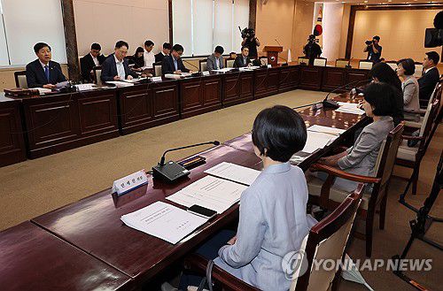 구윤철 부총리, 공공기관운영위원회 주재(서울=연합뉴스) 이정훈 기자 = 구윤철 부총리 겸 기획재정부 장관이 1일 서울 종로구 정부서울청사에서 열린 공공기관운영위원회에서 회의를 주재하고 있다. 2025.9.1 uwg806@yna.co.kr